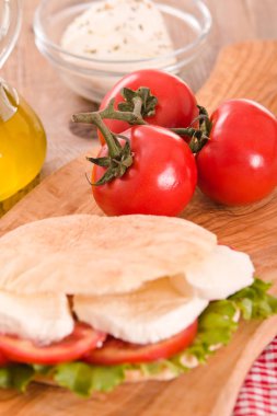 Puccia ekmek mozzarella ve domates ile. 