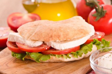 Puccia ekmek mozzarella ve domates ile. 