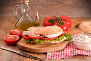 Puccia ekmek mozzarella ve domates ile. 