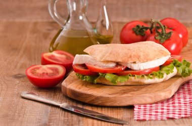 Puccia ekmek mozzarella ve domates ile. 