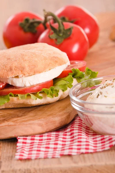 Puccia ekmek mozzarella ve domates ile. 