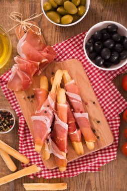 Grisini breadsticks ile jambon. 