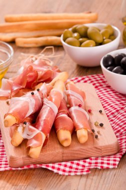Grisini breadsticks ile jambon. 