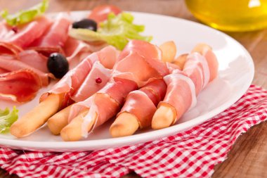 Grisini breadsticks ile jambon. 