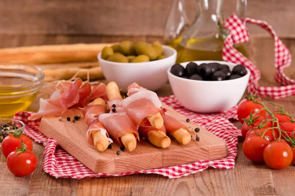 Grisini breadsticks ile jambon. 