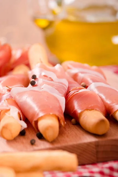 Grissini grissini con prosciutto . — Foto Stock