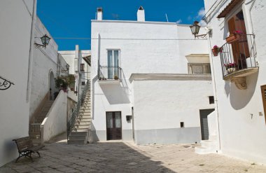 Ara sokakta. Mottola. Puglia. İtalya. 