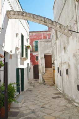 Ara sokakta. Mottola. Puglia. İtalya. 