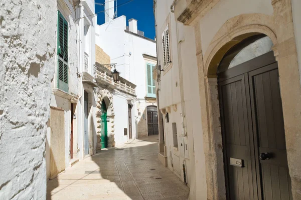 Para o beco. Martina Franca. Puglia. Itália . — Fotografia de Stock