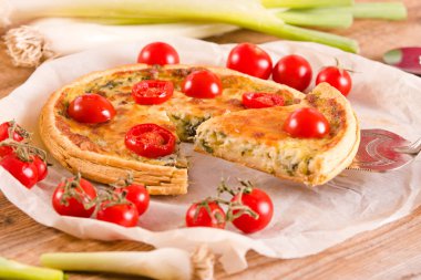 Pırasa ve domates salçası. 