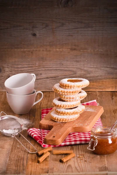 Pliki cookie śniadanie na drewnianym stole. — Zdjęcie stockowe