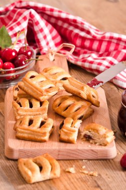 Cuttingboard tarihinde Kirazlı pasta börek. 