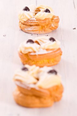 Zeppole Pasta krema ile. 