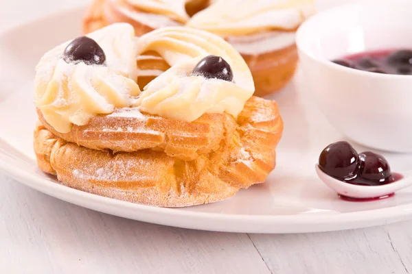 Zeppole with pastry cream. — Stock Photo, Image