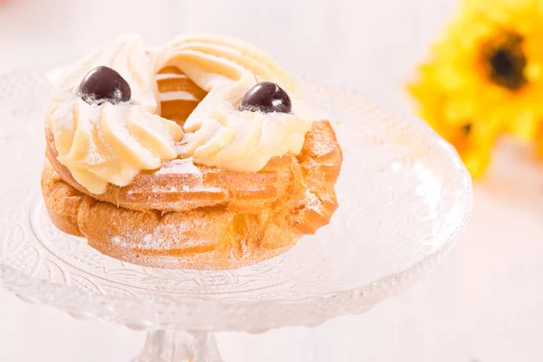 Zeppole Pasta krema ile. 