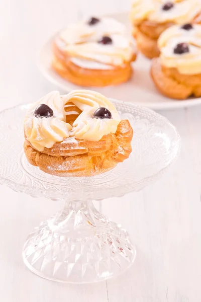 Zeppole с кондитерским кремом . — стоковое фото