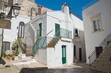 Ara sokakta. Ceglie Messapica. Puglia. İtalya. 