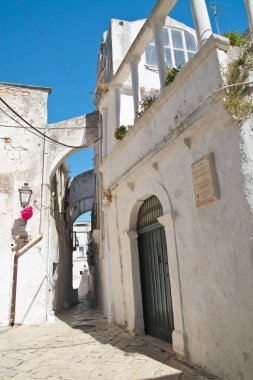 Ara sokakta. Ceglie Messapica. Puglia. İtalya. 