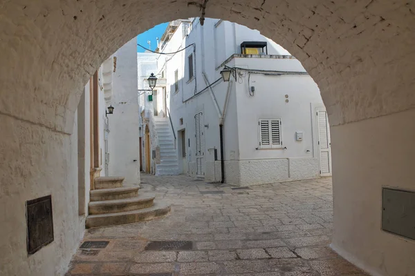 Para o beco. Cisternino. Puglia. Itália . — Fotografia de Stock