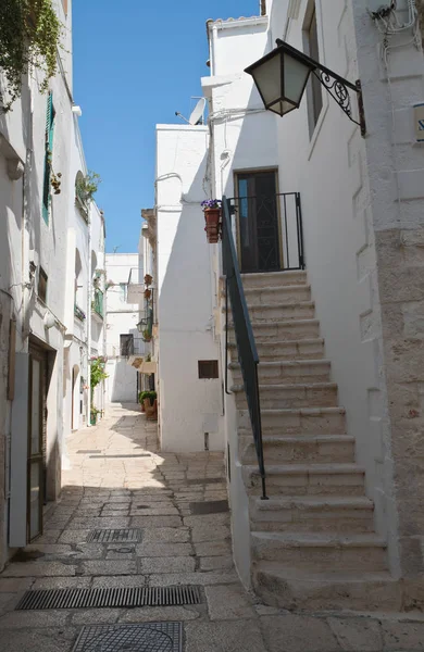 Steegje. Cisternino. Puglia. Italië. — Stockfoto