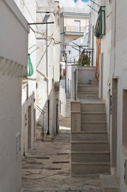 Ara sokakta. Mottola. Puglia. İtalya. 