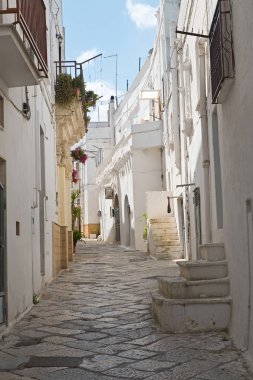 Ara sokakta. Mottola. Puglia. İtalya. 