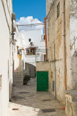 Ara sokakta. Mottola. Puglia. İtalya. 