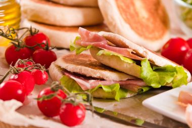 Jambon ve marul ile Tigella ekmek dolması. 