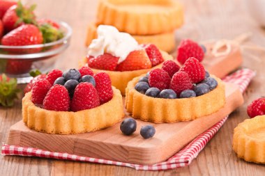 Tartlets orman meyve ile. 