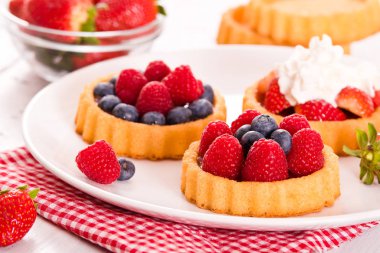 Tartlets orman meyve ile. 