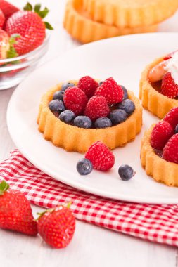 Tartlets orman meyve ile. 