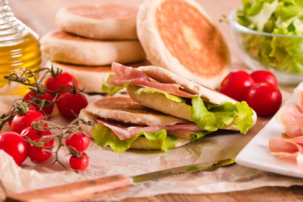 Jambon ve marul ile Tigella ekmek dolması. 