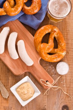 Sosis ile Bavyera simit. 