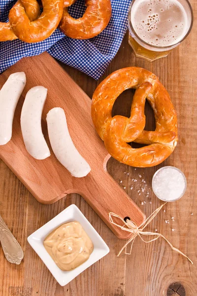 Sosis ile Bavyera simit. 