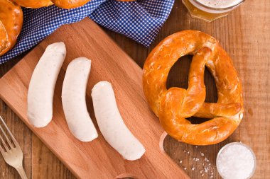 Sosis ile Bavyera simit. 