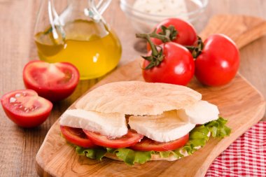 Puccia ekmek mozzarella ve domates ile. 