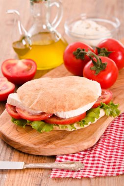 Puccia ekmek mozzarella ve domates ile. 