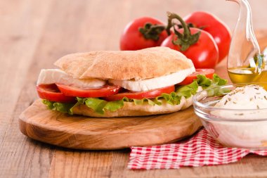 Puccia ekmek mozzarella ve domates ile. 