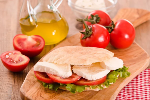 Puccia ekmek mozzarella ve domates ile. 