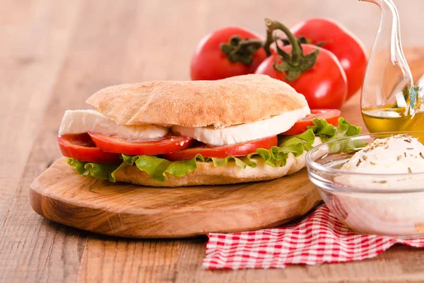 Puccia ekmek mozzarella ve domates ile. 