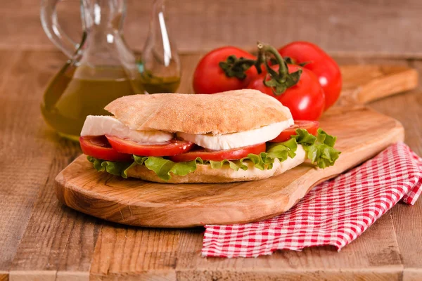 Puccia ekmek mozzarella ve domates ile. 