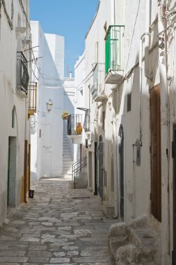 Ara sokakta. Mottola. Puglia. İtalya. 