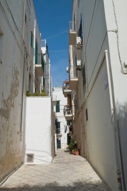 Ara sokakta. Monopoli 'de. Puglia. İtalya. 
