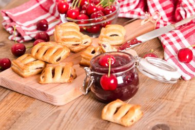Vişneli pasta börek kesme tahtası üzerinde.