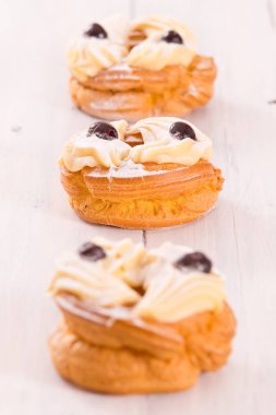 Zeppole Pasta krema ile. 