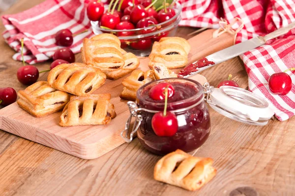 Vişneli pasta börek kesme tahtası üzerinde.