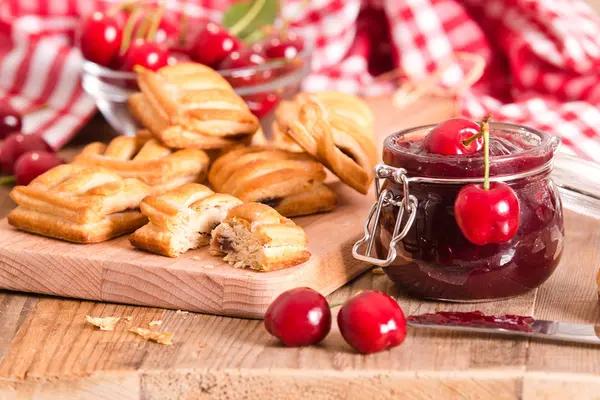 Vişneli pasta börek kesme tahtası üzerinde.