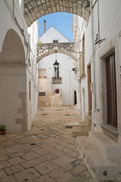 Uličky. Locorotondo. Puglia. Itálie. — Stock fotografie