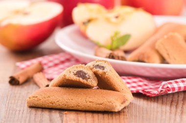 Bisküvi ile meyve doldurma.