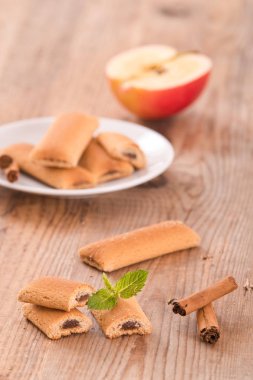 Bisküvi ile meyve doldurma.